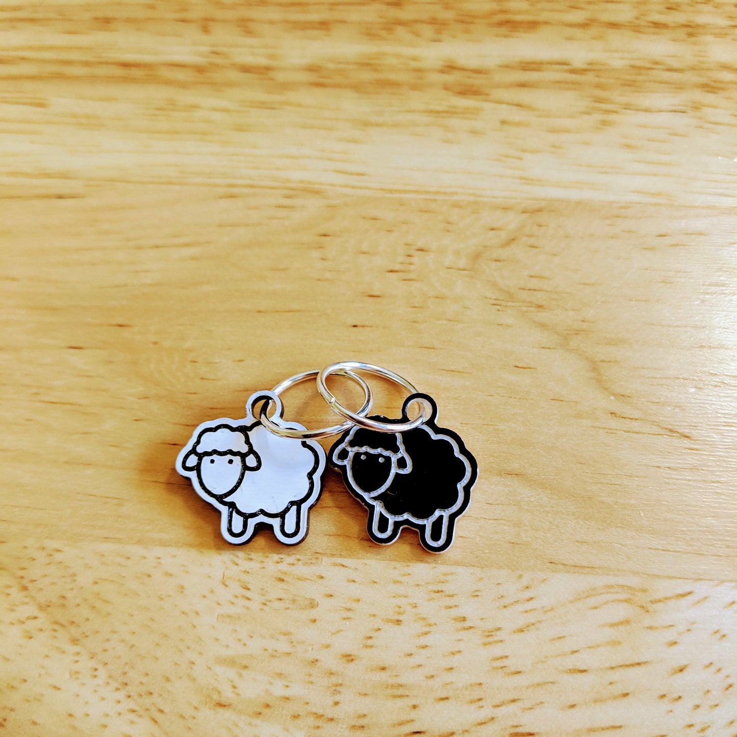 Two-tone sheep stitch markers