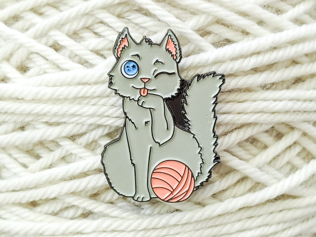Yarn Detangler Cat pin