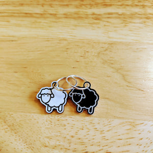 Two-tone sheep stitch markers